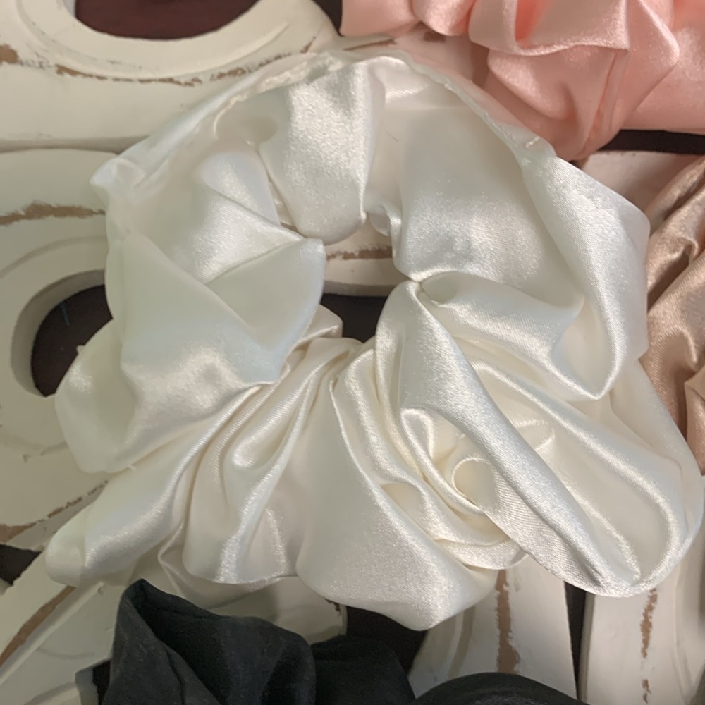 Bundle of 5 Oversized Scrunchies Black, Champagne Gold, White, and Pink NIB - Picture 5 of 10